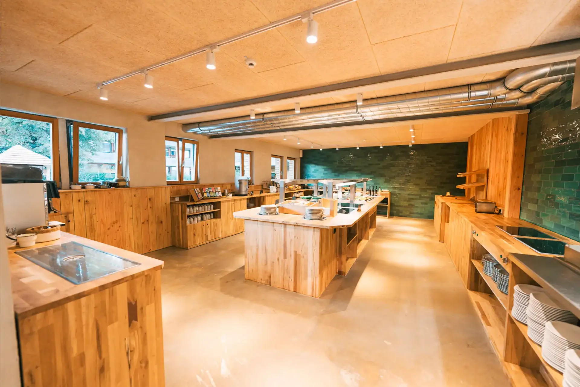 家庭餐厅早餐区的木桌和长凳